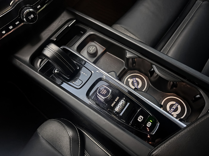 Foto do veículo VOLVO XC60 2.0 T8 HYBRID R-DESIGN AWD GEARTRONIC 2021 60.467 KM 207.777,00