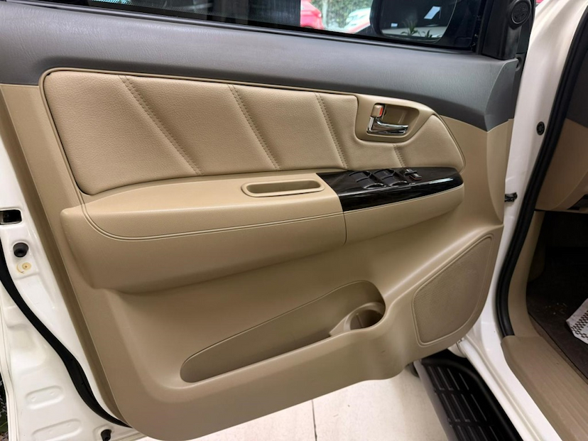 Foto do veículo TOYOTA HILUX SW4 3.0 SRV 4X4 7 LUGARES 16V TURBO INTERCOOLER DIESEL 4P AUTOMÁTICO 2012 175.623 KM 129.777,00