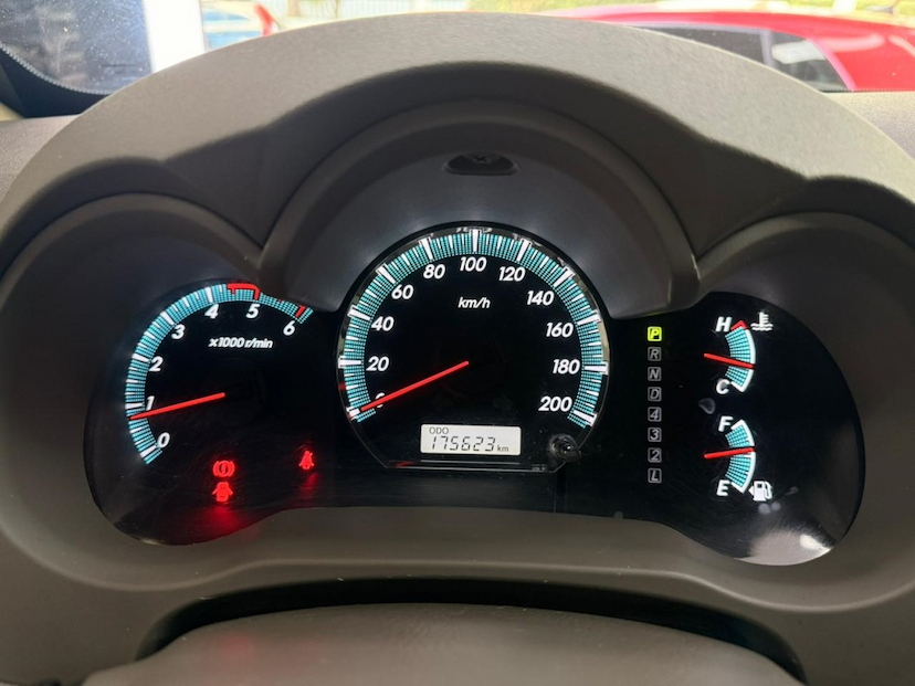 Foto do veículo TOYOTA HILUX SW4 3.0 SRV 4X4 7 LUGARES 16V TURBO INTERCOOLER DIESEL 4P AUTOMÁTICO 2012 175.623 KM 129.777,00