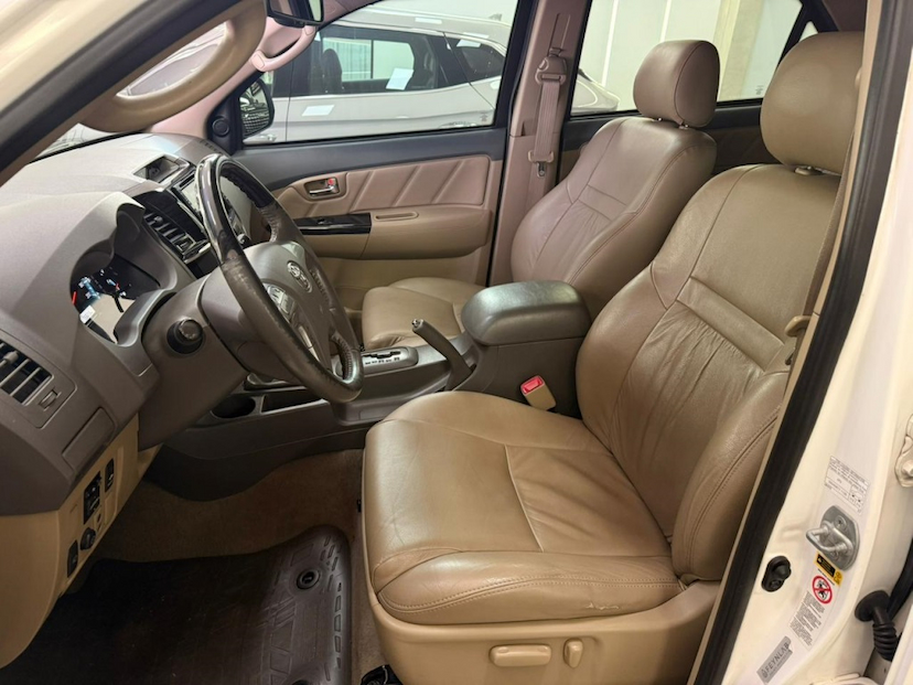 Foto do veículo TOYOTA HILUX SW4 3.0 SRV 4X4 7 LUGARES 16V TURBO INTERCOOLER DIESEL 4P AUTOMÁTICO 2012 175.623 KM 129.777,00