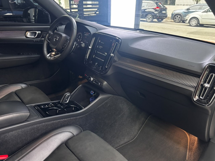Foto do veículo VOLVO XC40 2.0 T5 GASOLINA R-DESIGN AWD GEARTRONIC 2020 47.812 KM 159.777,00