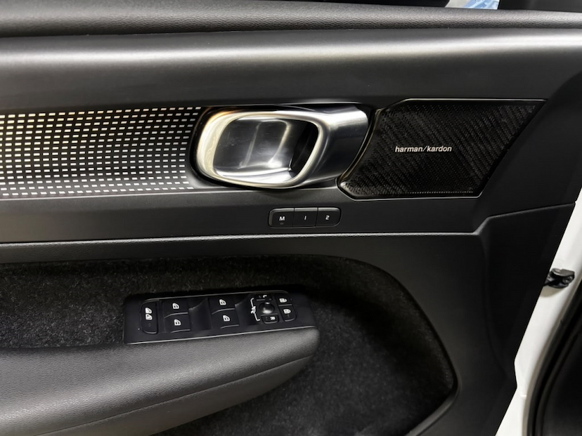 Foto do veículo VOLVO XC40 2.0 T5 GASOLINA R-DESIGN AWD GEARTRONIC 2020 47.812 KM 159.777,00