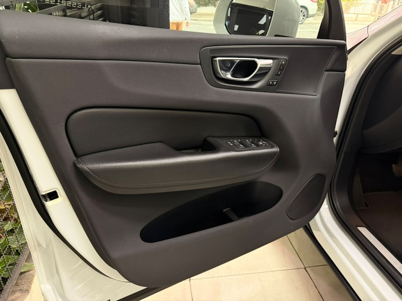 Foto do veículo VOLVO XC60 2.0 T8 HYBRID MOMENTUM AWD GEARTRONIC 2020 63.622 KM 178.777,00