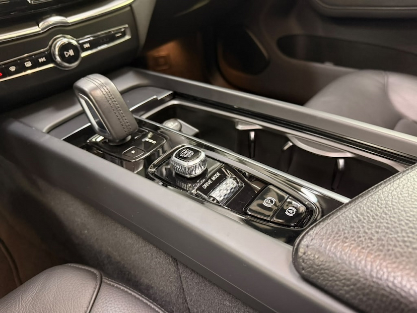 Foto do veículo VOLVO XC60 2.0 T8 HYBRID MOMENTUM AWD GEARTRONIC 2020 63.622 KM 178.777,00