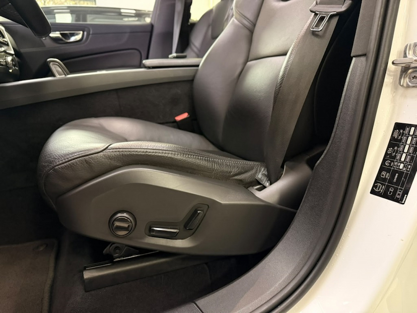 Foto do veículo VOLVO XC60 2.0 T8 HYBRID MOMENTUM AWD GEARTRONIC 2020 63.622 KM 178.777,00
