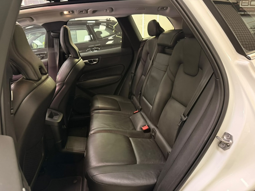 Foto do veículo VOLVO XC60 2.0 T8 HYBRID MOMENTUM AWD GEARTRONIC 2020 63.622 KM 178.777,00