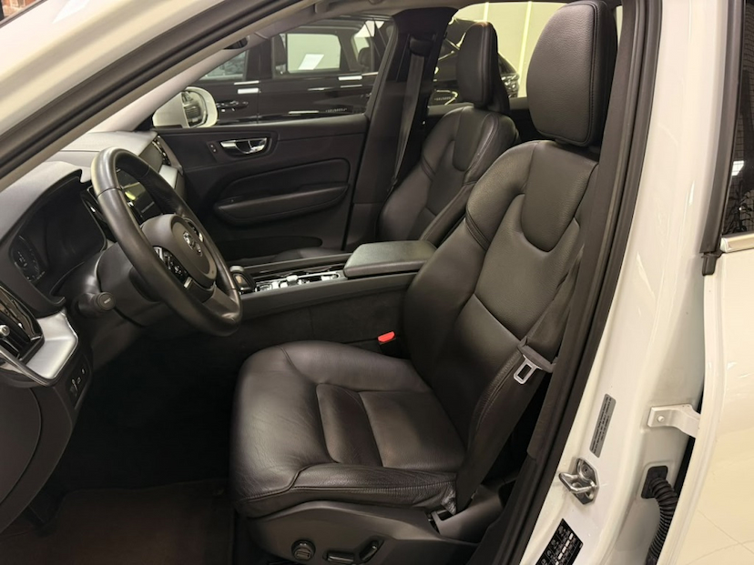 Foto do veículo VOLVO XC60 2.0 T8 HYBRID MOMENTUM AWD GEARTRONIC 2020 63.622 KM 178.777,00