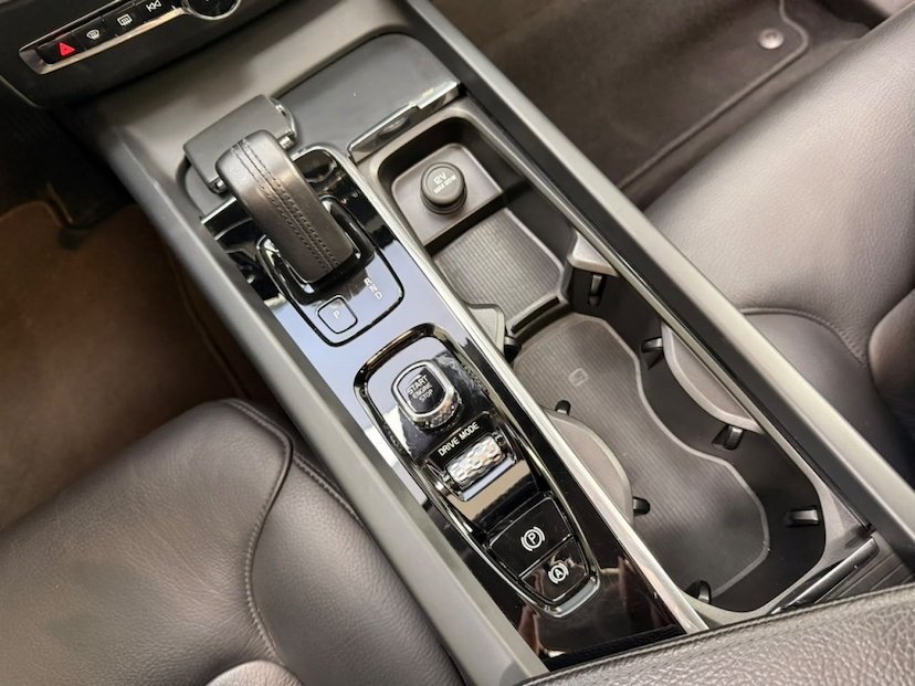 Foto do veículo VOLVO XC60 2.0 T8 HYBRID MOMENTUM AWD GEARTRONIC 2020 63.622 KM 178.777,00