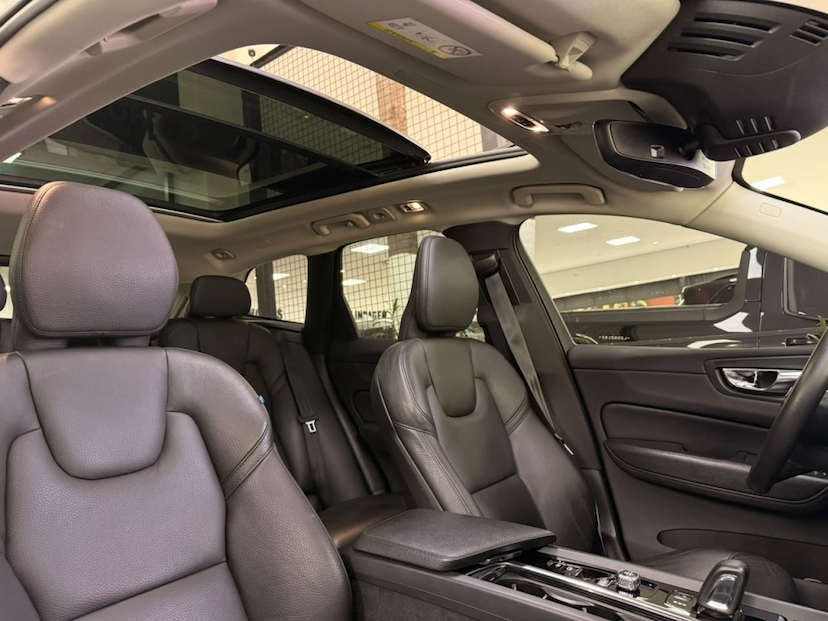 Foto do veículo VOLVO XC60 2.0 T8 HYBRID MOMENTUM AWD GEARTRONIC 2020 63.622 KM 178.777,00