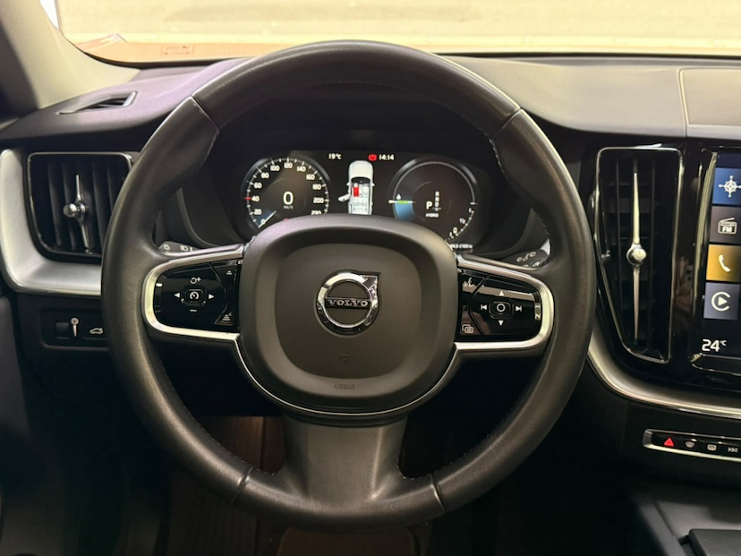 Foto do veículo VOLVO XC60 2.0 T8 HYBRID MOMENTUM AWD GEARTRONIC 2020 63.622 KM 178.777,00