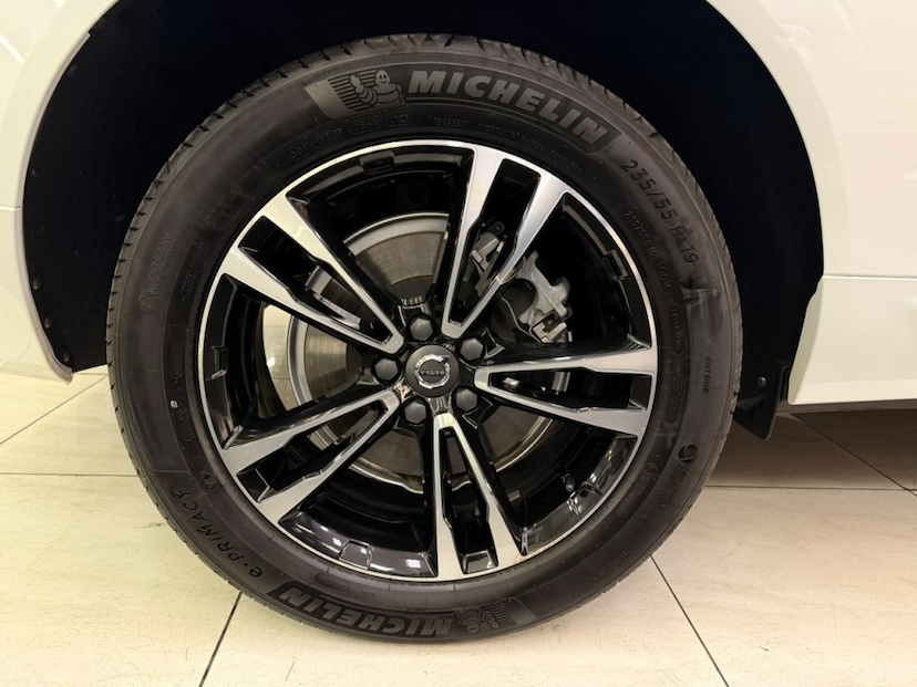 Foto do veículo VOLVO XC60 2.0 T8 HYBRID MOMENTUM AWD GEARTRONIC 2020 63.622 KM 178.777,00