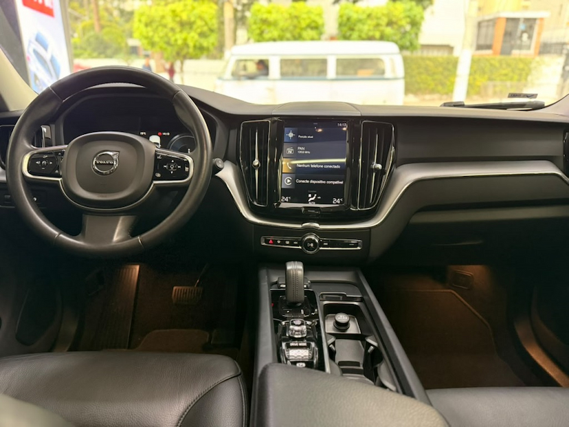 Foto do veículo VOLVO XC60 2.0 T8 HYBRID MOMENTUM AWD GEARTRONIC 2020 63.622 KM 178.777,00