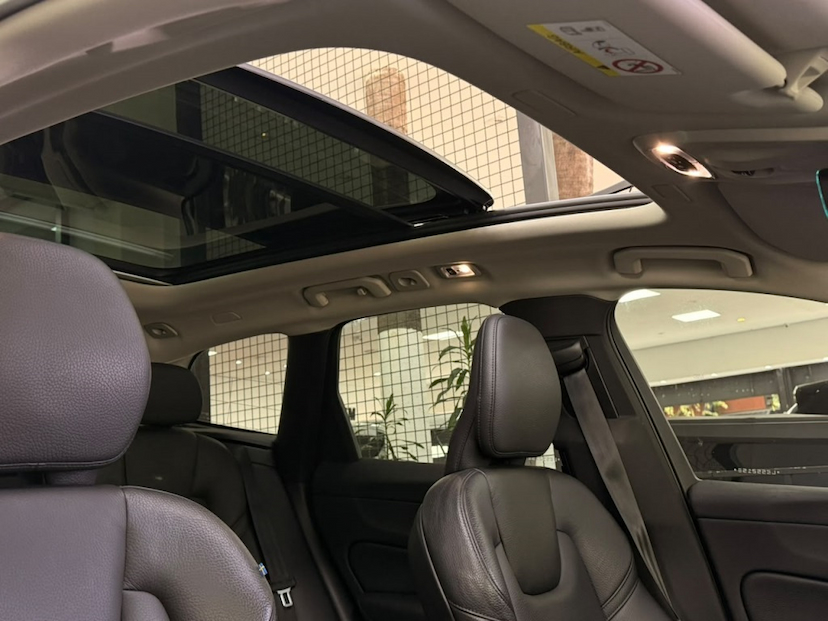 Foto do veículo VOLVO XC60 2.0 T8 HYBRID MOMENTUM AWD GEARTRONIC 2020 63.622 KM 178.777,00