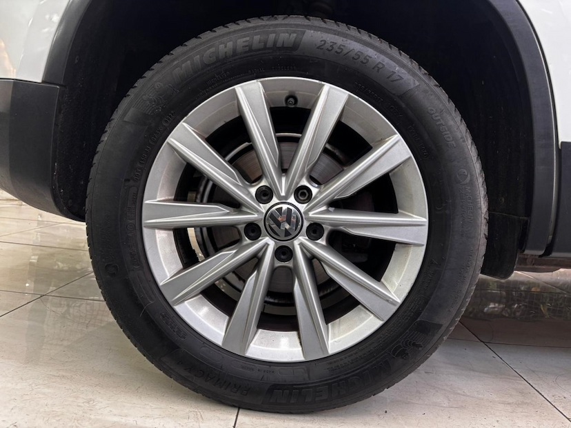Foto do veículo VOLKSWAGEN TIGUAN 2.0 TSI 16V TURBO GASOLINA 4P TIPTRONIC 2014 180.681 KM 59.777,00