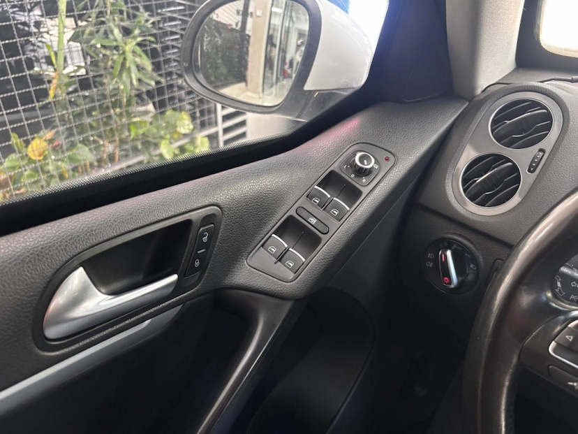 Foto do veículo VOLKSWAGEN TIGUAN 2.0 TSI 16V TURBO GASOLINA 4P TIPTRONIC 2014 180.681 KM 59.777,00