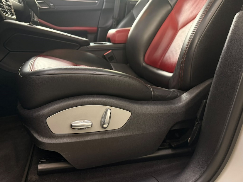 Foto do veículo PORSCHE MACAN 2.0 16V GASOLINA 4P AUTOMÁTICO 2021 47.817 KM 369.777,00