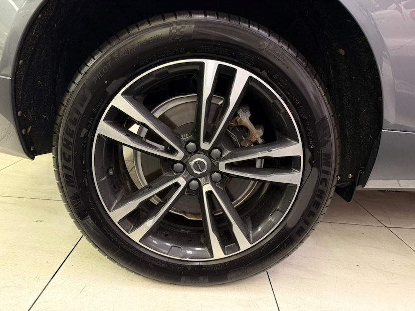 Foto do veículo VOLVO XC60 2.0 T8 HYBRID MOMENTUM AWD GEARTRONIC 2020 105.795 KM 162.777,00