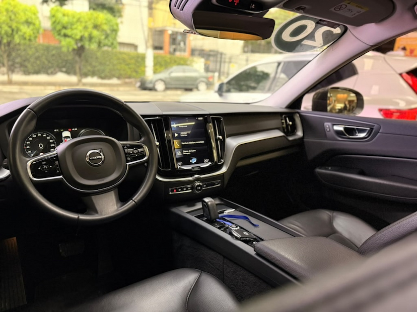 Foto do veículo VOLVO XC60 2.0 T8 HYBRID MOMENTUM AWD GEARTRONIC 2020 105.795 KM 162.777,00