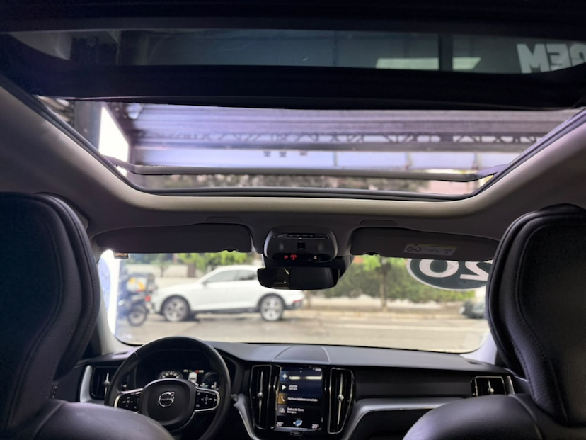 Foto do veículo VOLVO XC60 2.0 T8 HYBRID MOMENTUM AWD GEARTRONIC 2020 105.795 KM 162.777,00