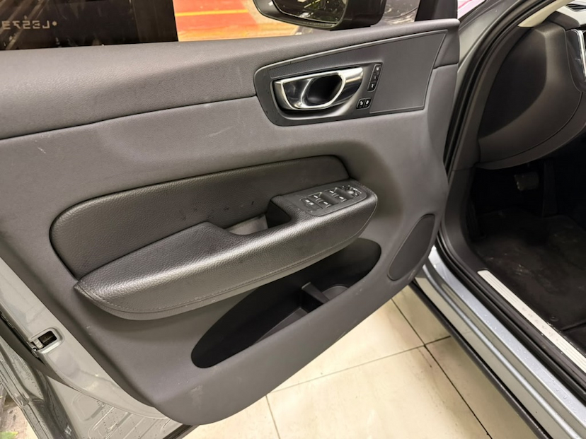 Foto do veículo VOLVO XC60 2.0 T8 HYBRID MOMENTUM AWD GEARTRONIC 2020 105.795 KM 162.777,00