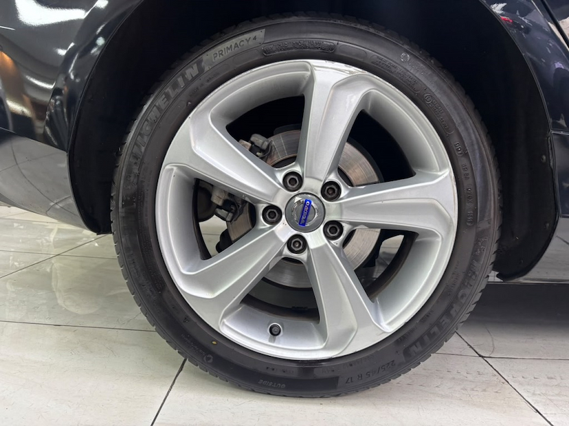 Foto do veículo VOLVO V40 2.0 T4 DYNAMIC TURBO GASOLINA 4P AUTOMÁTICO 2015 59.593 KM 89.777,00