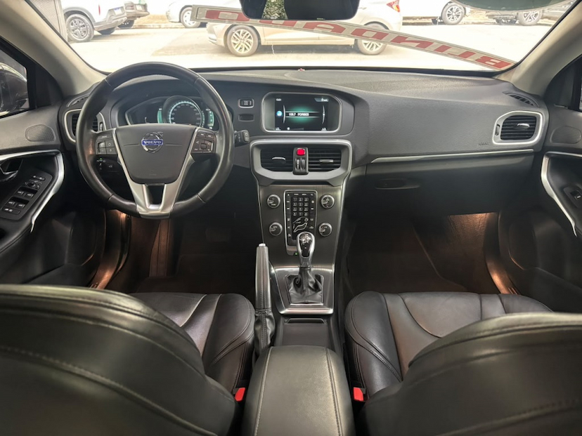 Foto do veículo VOLVO V40 2.0 T4 DYNAMIC TURBO GASOLINA 4P AUTOMÁTICO 2015 59.593 KM 89.777,00