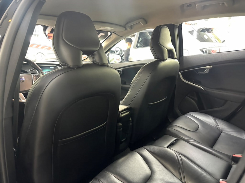 Foto do veículo VOLVO V40 2.0 T4 DYNAMIC TURBO GASOLINA 4P AUTOMÁTICO 2015 59.593 KM 89.777,00