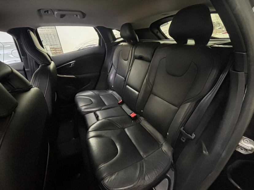 Foto do veículo VOLVO V40 2.0 T4 DYNAMIC TURBO GASOLINA 4P AUTOMÁTICO 2015 59.593 KM 89.777,00