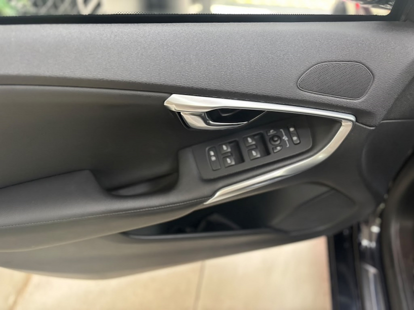 Foto do veículo VOLVO V40 2.0 T4 DYNAMIC TURBO GASOLINA 4P AUTOMÁTICO 2015 59.593 KM 89.777,00