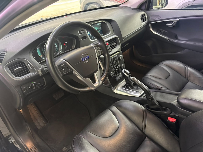 Foto do veículo VOLVO V40 2.0 T4 DYNAMIC TURBO GASOLINA 4P AUTOMÁTICO 2015 59.593 KM 89.777,00