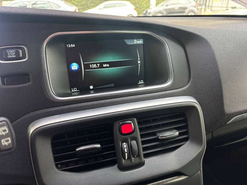 Foto do veículo VOLVO V40 2.0 T4 DYNAMIC TURBO GASOLINA 4P AUTOMÁTICO 2015 59.593 KM 89.777,00