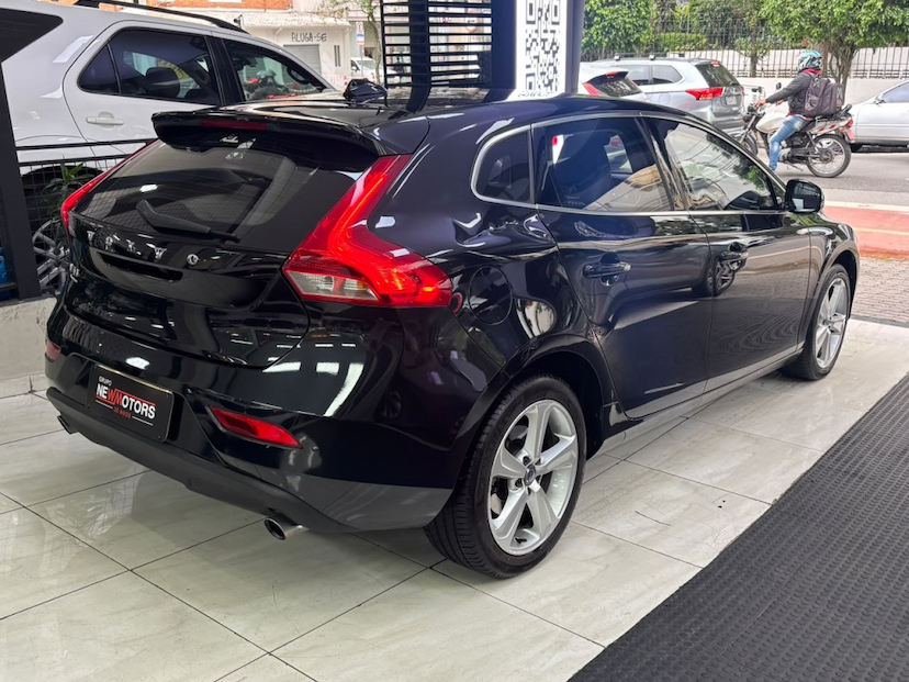Foto do veículo VOLVO V40 2.0 T4 DYNAMIC TURBO GASOLINA 4P AUTOMÁTICO 2015 59.593 KM 89.777,00