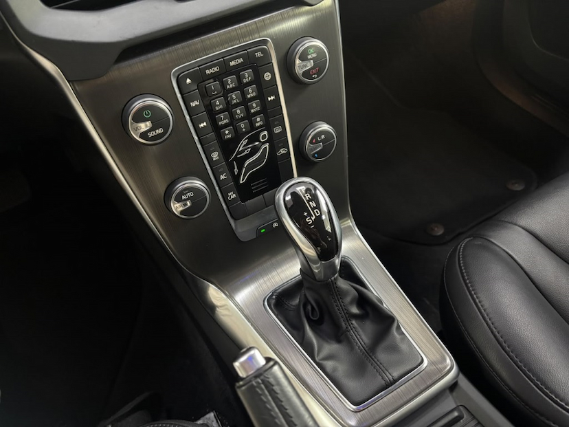 Foto do veículo VOLVO V40 2.0 T4 DYNAMIC TURBO GASOLINA 4P AUTOMÁTICO 2015 59.593 KM 89.777,00