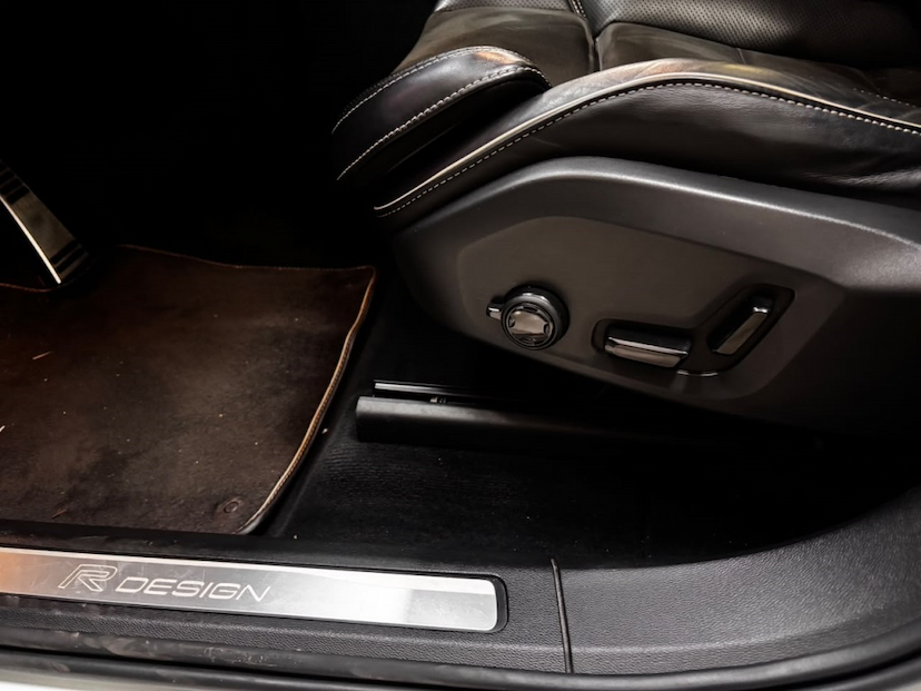 Foto do veículo VOLVO XC60 2.0 T8 HYBRID R-DESIGN AWD GEARTRONIC 2019 91.116 KM 177.777,00
