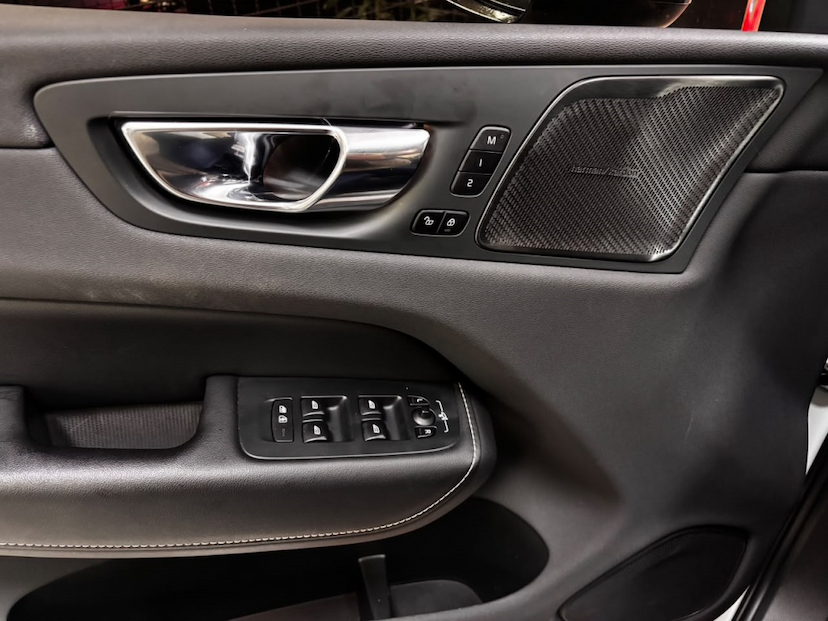 Foto do veículo VOLVO XC60 2.0 T8 HYBRID R-DESIGN AWD GEARTRONIC 2019 91.116 KM 177.777,00