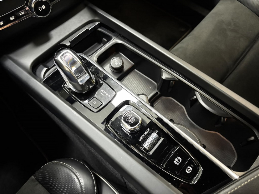 Foto do veículo VOLVO XC60 2.0 T8 HYBRID R-DESIGN AWD GEARTRONIC 2019 91.116 KM 177.777,00