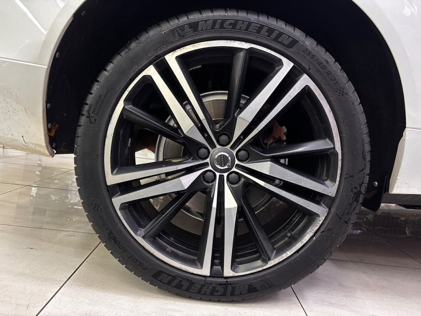 Foto do veículo VOLVO XC60 2.0 T8 HYBRID R-DESIGN AWD GEARTRONIC 2019 91.116 KM 177.777,00