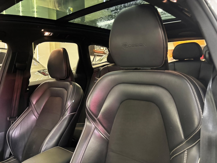 Foto do veículo VOLVO XC60 2.0 T8 HYBRID R-DESIGN AWD GEARTRONIC 2019 91.116 KM 177.777,00