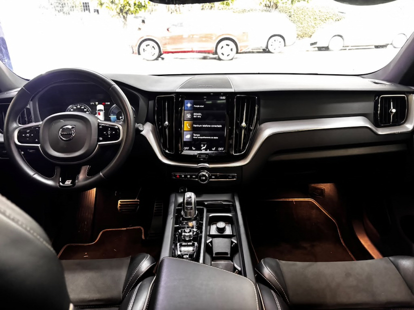 Foto do veículo VOLVO XC60 2.0 T8 HYBRID R-DESIGN AWD GEARTRONIC 2019 91.116 KM 177.777,00