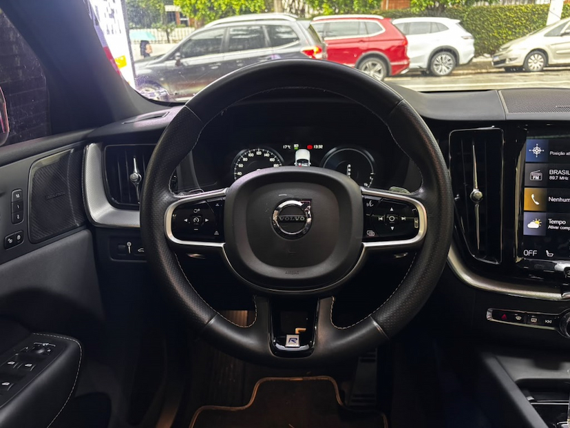 Foto do veículo VOLVO XC60 2.0 T8 HYBRID R-DESIGN AWD GEARTRONIC 2019 91.116 KM 177.777,00