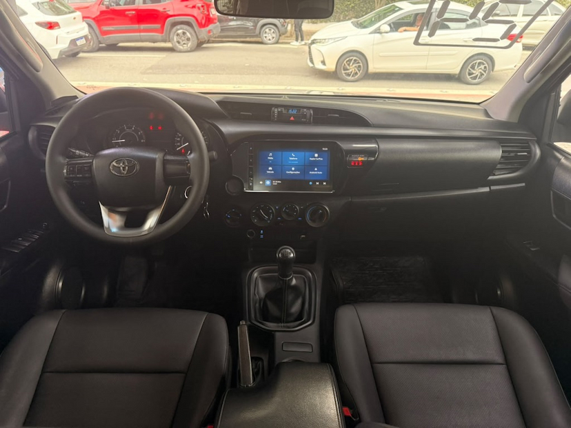 Foto do veículo TOYOTA HILUX 2.8 D-4D TURBO DIESEL CD POWER PACK 4X4 MANUAL 2024 58.400 KM 189.777,00
