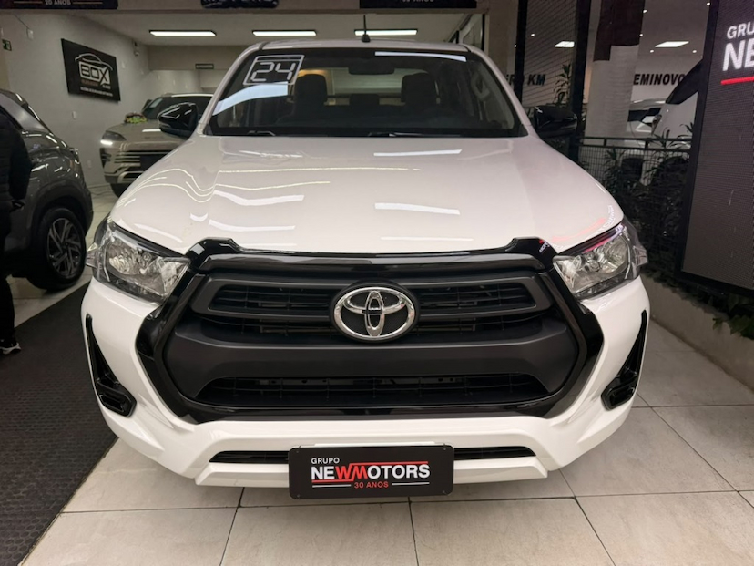 Foto do veículo TOYOTA HILUX 2.8 D-4D TURBO DIESEL CD POWER PACK 4X4 MANUAL 2024 58.400 KM 189.777,00