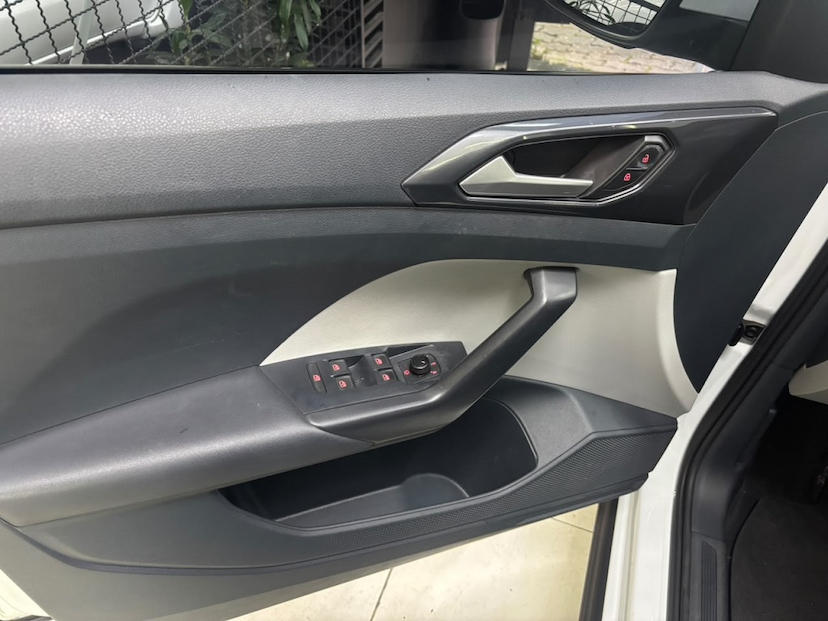Foto do veículo VOLKSWAGEN T-CROSS 1.4 250 TSI TOTAL FLEX HIGHLINE AUTOMÁTICO 2022 26.130 KM 119.777,00