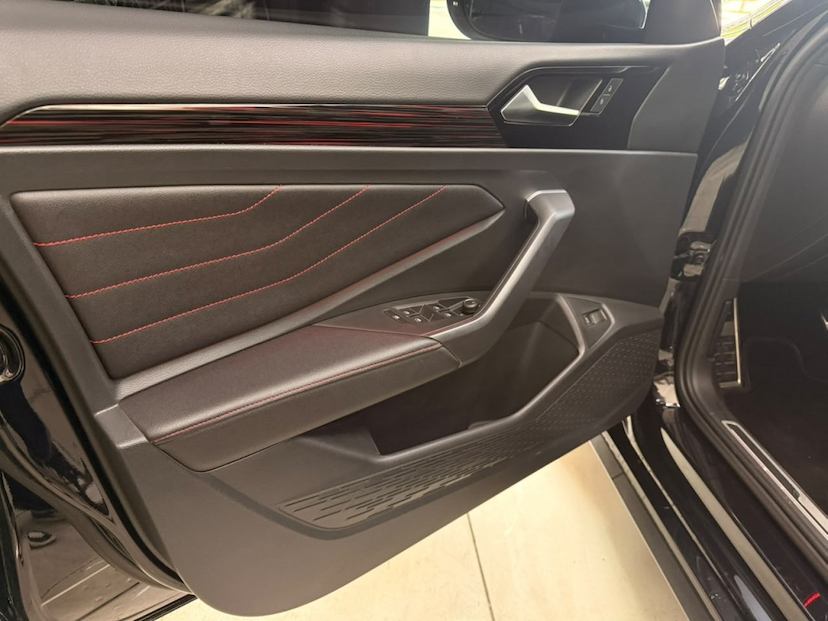 Foto do veículo VOLKSWAGEN JETTA 2.0 350 TSI GASOLINA GLI DSG 2023 40.285 KM 188.777,00
