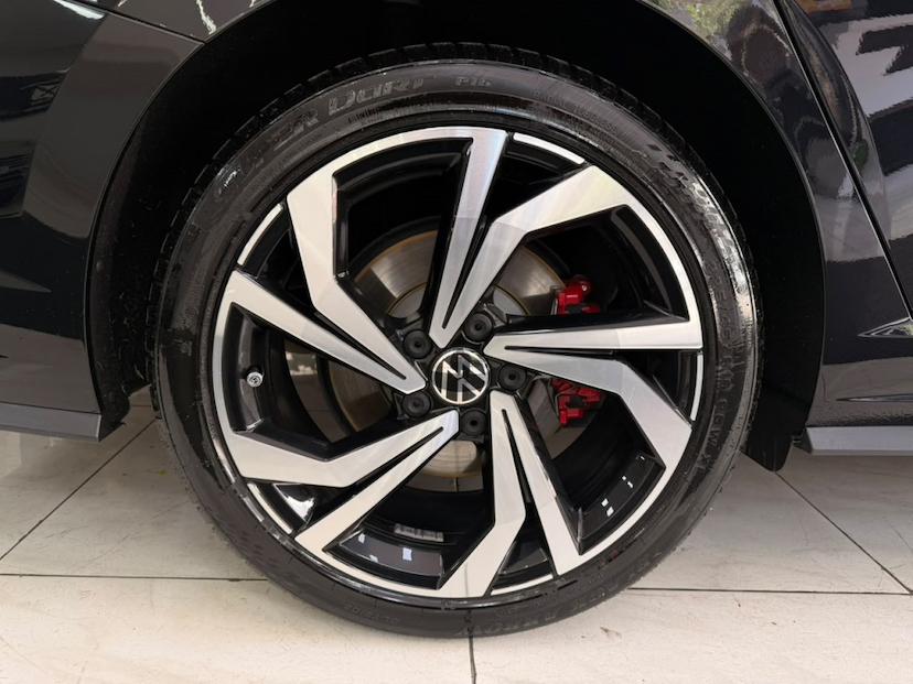 Foto do veículo VOLKSWAGEN JETTA 2.0 350 TSI GASOLINA GLI DSG 2023 40.285 KM 188.777,00