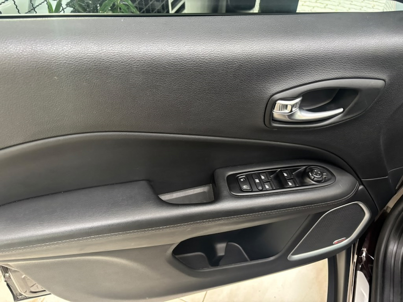 Foto do veículo JEEP COMPASS 2.0 16V DIESEL LIMITED 4X4 AUTOMÁTICO 2021 68.238 KM 123.777,00