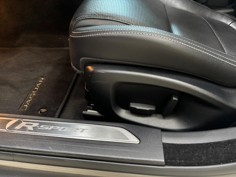Foto do veículo JAGUAR XE 2.0 16V INGENIUM P250 GASOLINA R-SPORT 4P AUTOMÁTICO 2018 21.873 KM 159.777,00