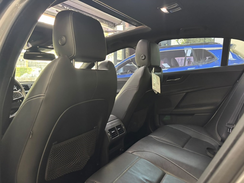 Foto do veículo JAGUAR XE 2.0 16V INGENIUM P250 GASOLINA R-SPORT 4P AUTOMÁTICO 2018 21.873 KM 159.777,00