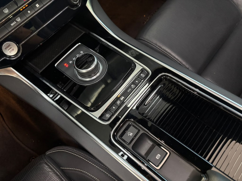 Foto do veículo JAGUAR XE 2.0 16V INGENIUM P250 GASOLINA R-SPORT 4P AUTOMÁTICO 2018 21.873 KM 159.777,00