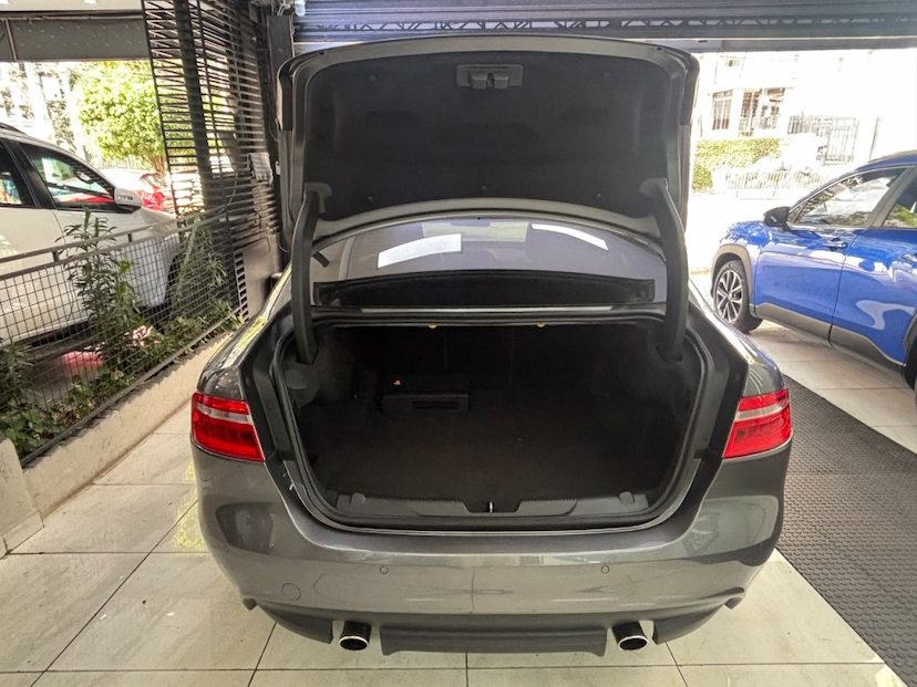 Foto do veículo JAGUAR XE 2.0 16V INGENIUM P250 GASOLINA R-SPORT 4P AUTOMÁTICO 2018 21.873 KM 159.777,00